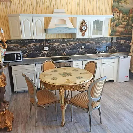 Апартаменти Vip Antique A1 *